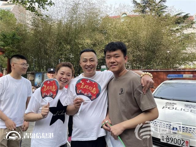 直擊高考：旗袍、紅T恤還不夠 有家長帶上萌寵來送考