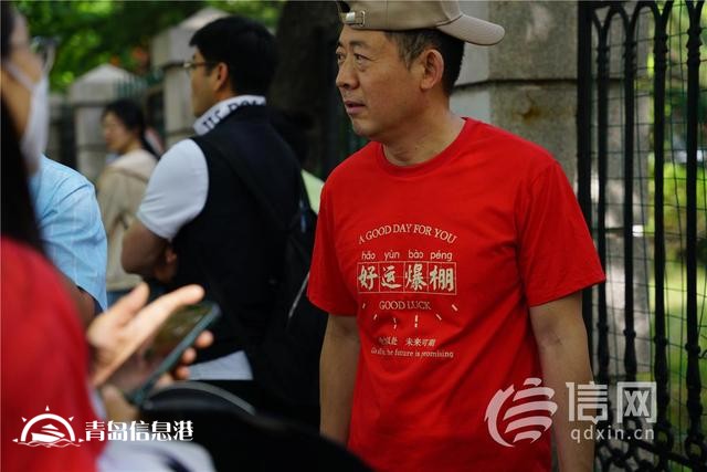 直擊高考：旗袍、紅T恤還不夠 有家長帶上萌寵來送考
