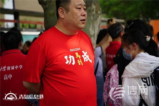 直擊高考：旗袍、紅T恤還不夠 有家長帶上萌寵來送考