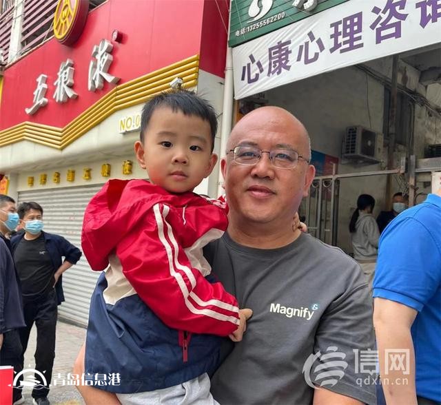 直擊高考：旗袍、紅T恤還不夠 有家長帶上萌寵來送考