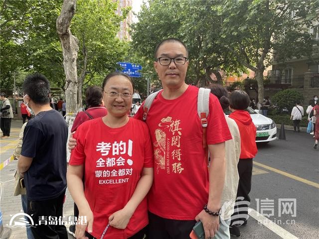直擊高考：旗袍、紅T恤還不夠 有家長帶上萌寵來送考