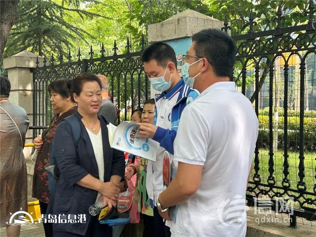 直擊高考：旗袍、紅T恤還不夠 有家長帶上萌寵來送考