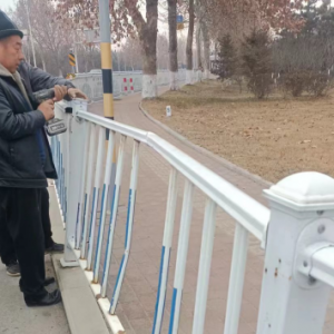 南村鎮(zhèn)更換受損護欄，保障出行安全