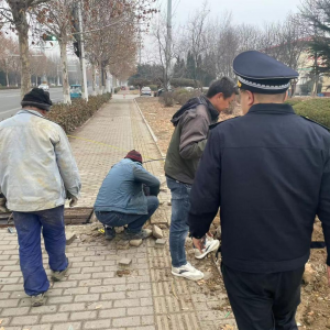 違規(guī)挖掘人行道不可取，開發(fā)區(qū)中隊(duì)黨支部依法查處