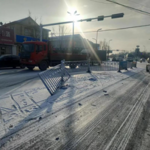 雪天慢行！南村鎮(zhèn)修復(fù)事故受損護(hù)欄