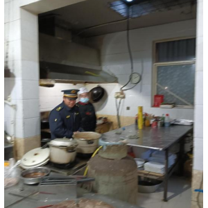 “信用+執(zhí)法”隨意處置餐廚垃圾要不得！云山中隊開展餐廚垃圾專項(xiàng)整治 ...