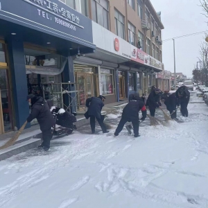 迎“寒”而上，南村中隊掃雪除冰維護良好鎮(zhèn)容秩序！