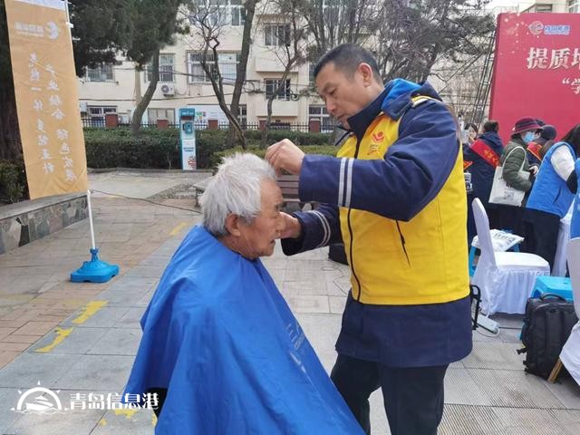信新相映走進八大湖公園 讓雷鋒精神在志愿者心中扎根