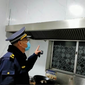 平度市東閣街道執(zhí)法中隊(duì)整治餐飲油煙污染，改善人居環(huán)境