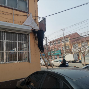 依法拆除違規(guī)廣告牌，進一步改善城市面貌