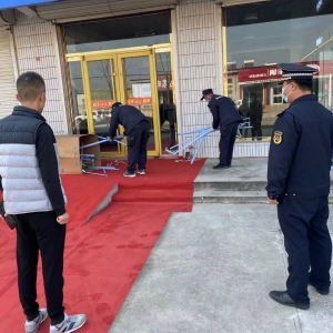執(zhí)法+信用治理店外經(jīng)營行為 營造整潔鎮(zhèn)容環(huán)境