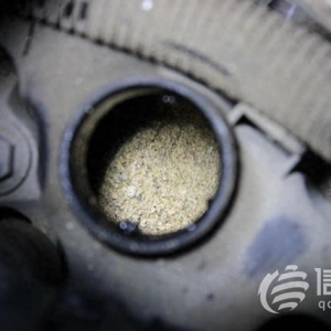 同行之間惡意競爭 發(fā)動機里被灌沙子導(dǎo)致4輛貨車報廢