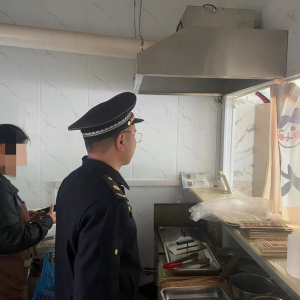 連軸轉(zhuǎn)！為轄區(qū)餐飲單位 “體檢”