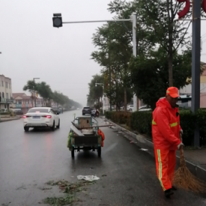 金陽光環(huán)衛(wèi)冒雨清理大集，保障轄區(qū)環(huán)境 干凈整潔