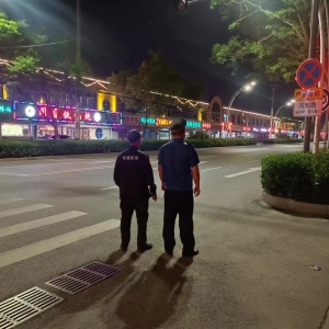 同和執(zhí)法中隊(duì)開展夜間轄區(qū)廣場(chǎng)防噪音污染執(zhí)法巡查工作