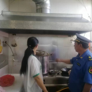 整治“油煙味”，守護“煙火氣”