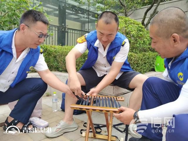 信新相映走進錦苑社區(qū) 志愿者磨刀、維修鍋具樣樣在行