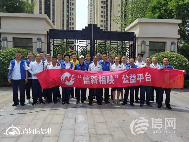 信新相映走進錦苑社區(qū) 志愿者磨刀、維修鍋具樣樣在行
