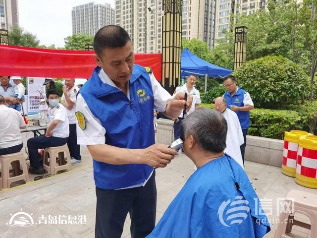 信新相映走進錦苑社區(qū) 志愿者磨刀、維修鍋具樣樣在行