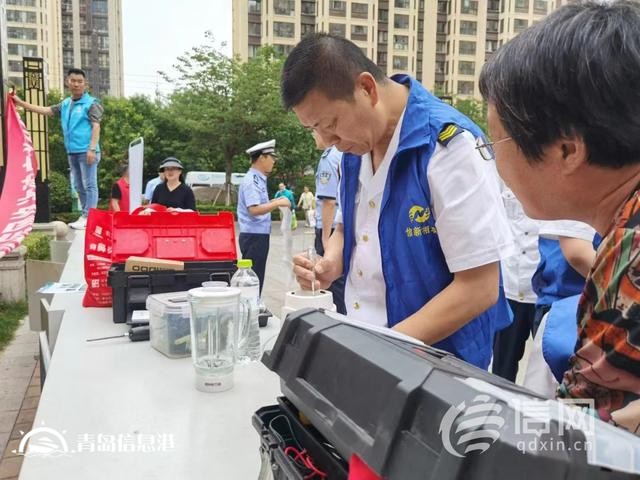 信新相映走進錦苑社區(qū) 志愿者磨刀、維修鍋具樣樣在行