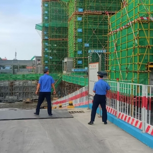 李園街道綜合行政執(zhí)法中隊：開展揚塵污染整治 “城管藍”守護“天空藍” ...