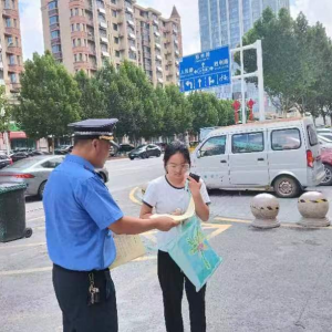 李園街道綜合行政執(zhí)法中隊(duì)：送法上門(mén) 規(guī)范占用市政道路挖道亂象 ...