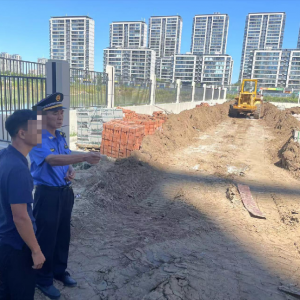 鳳臺執(zhí)法中隊加強在建工地?fù)P塵治理，守護(hù)城市藍(lán)天白云