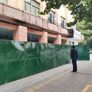 平度市東閣街道執(zhí)法中隊(duì)整治違規(guī)占道圍擋，還路于民