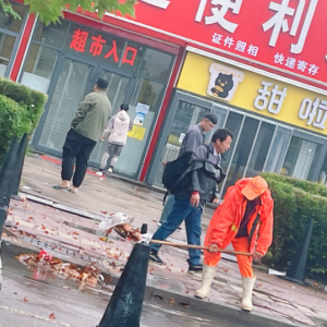 雨天作業(yè)不停歇，環(huán)衛(wèi)工人堅(jiān)守崗位保潔凈