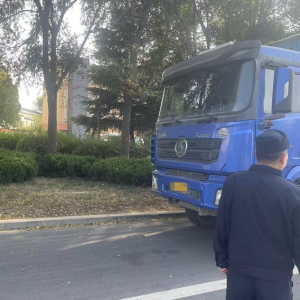 平度市東閣街道執(zhí)法中隊整治揚塵污染，留住清新空氣