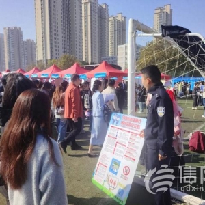 抵制網絡謠言共創(chuàng)清朗藍天 李滄公安趕熱潮線下精準宣講
