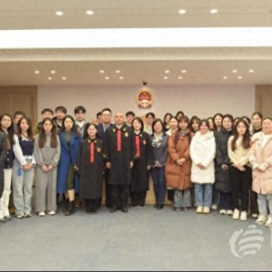 青島大學(xué)法學(xué)院師生走進(jìn)涉外法務(wù)區(qū)開(kāi)展旁聽(tīng)庭審實(shí)踐活動(dòng)