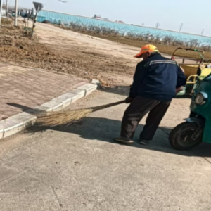 清理路面積土，營造干凈整潔的城鎮(zhèn)環(huán)境