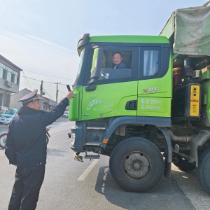 古峴中隊(duì)黨支部強(qiáng)化渣土車管理，守護(hù)道路交通安全