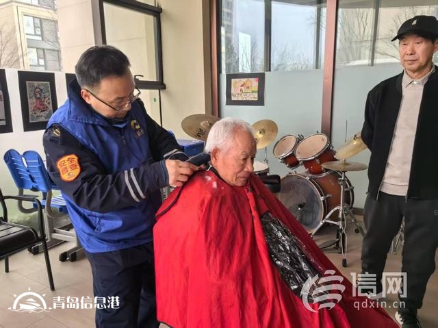 ?臺(tái)柳路社區(qū)開展“紅柳情”便民小專場活動(dòng) 磨刀服務(wù)又添“新”力