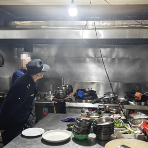 平度市東閣街道執(zhí)法中隊(duì)“信用+”嚴(yán)管餐飲油煙，守護(hù)“煙火氣” ...