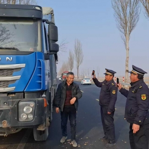 古峴中隊黨支部：嚴抓建筑垃圾運輸渣土車輛執(zhí)法檢查