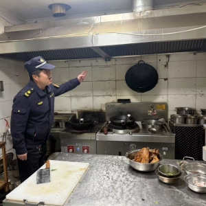平度市東閣街道執(zhí)法中隊開展餐飲油煙整治，解決群眾油煙“煩心事” ...