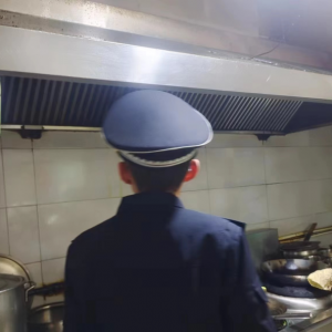 同和中隊(duì)：驅(qū)散餐飲油煙“陰霾”，守護(hù)城市清新藍(lán)天