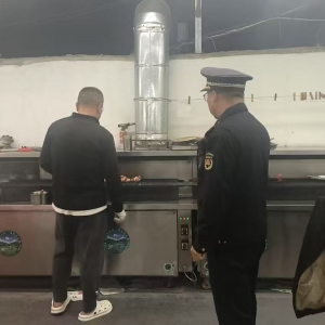平度市東閣街道執(zhí)法中隊(duì)“信用+”整治餐飲油煙，筑牢清新“防護(hù)網(wǎng)” ...
