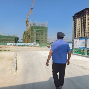 同和中隊：烈日下的“藍(lán)天守護(hù)”，嚴(yán)查建筑工地?fù)P塵