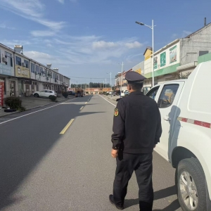 店子中隊(duì)--清理櫥窗廣告 凈化市容環(huán)境