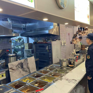 平度市東閣街道執(zhí)法中隊(duì)整治油煙，讓城市越住越舒心